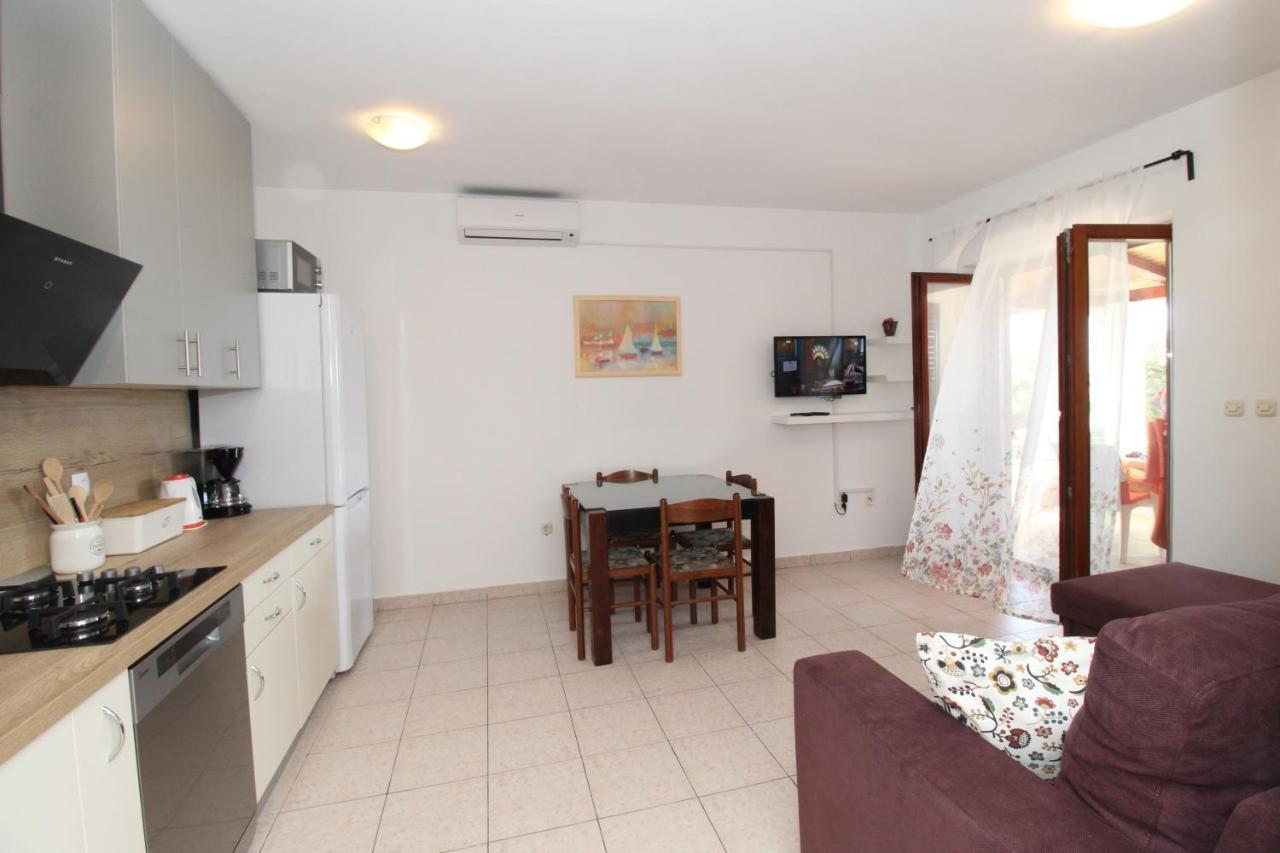 Apartments By The Sea Mandre, Pag - 6284 Kolan Luaran gambar
